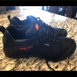 Xiang Guan hiking shoes